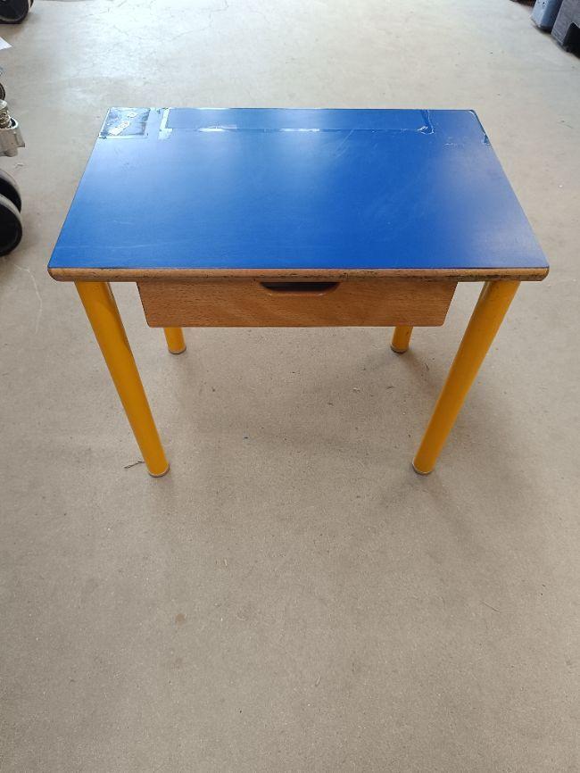 Table bleue et jaune maternelle 53cm avec tiroir État correct -  reconditionné disponible sur Label Emmaüs